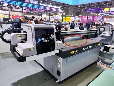 Plateau à dépression installé sur une machine d’impression
