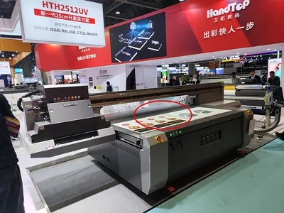 Plateau à dépression installé sur une machine d’impression